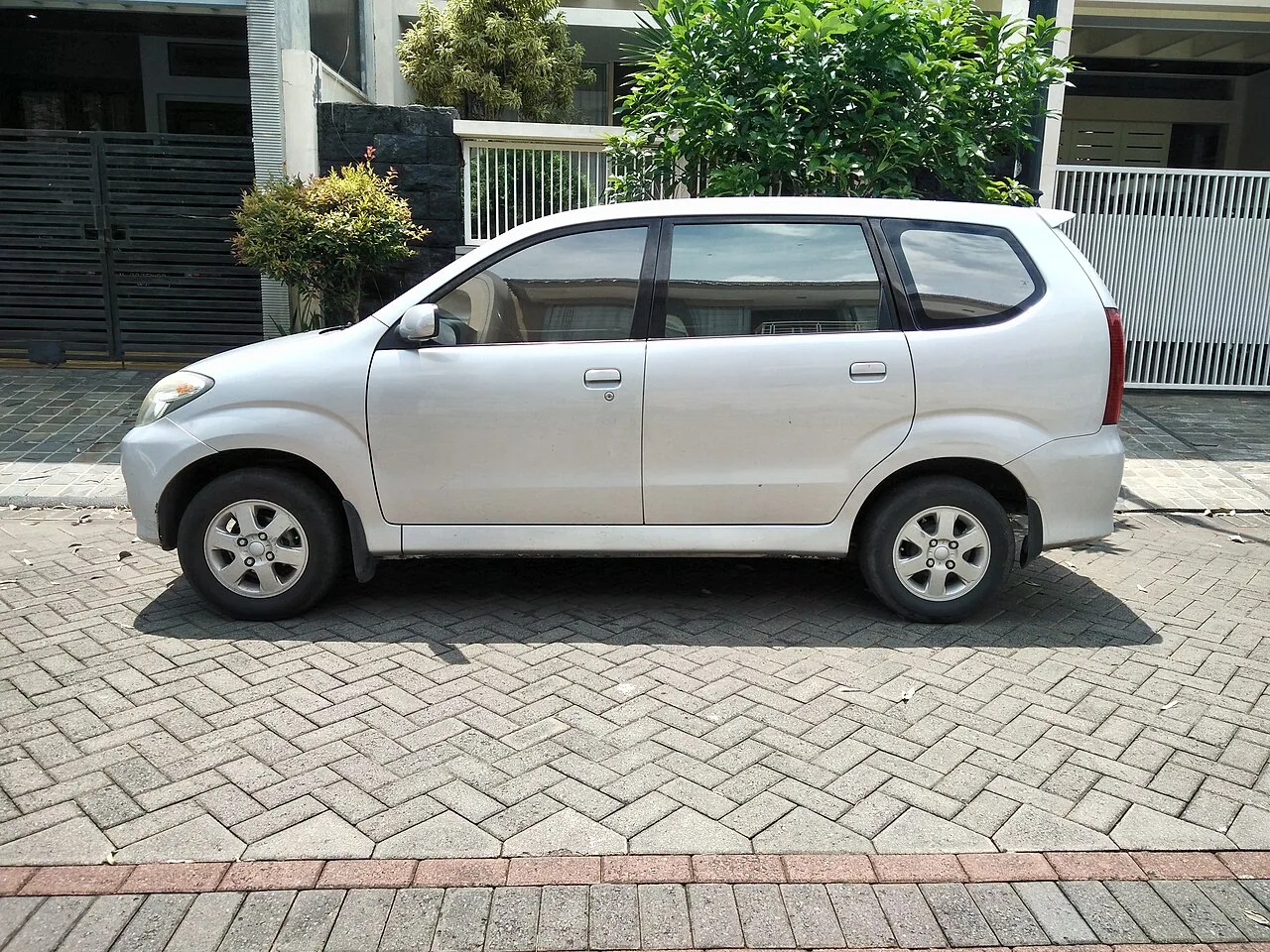 Toyota Avanza F600, side