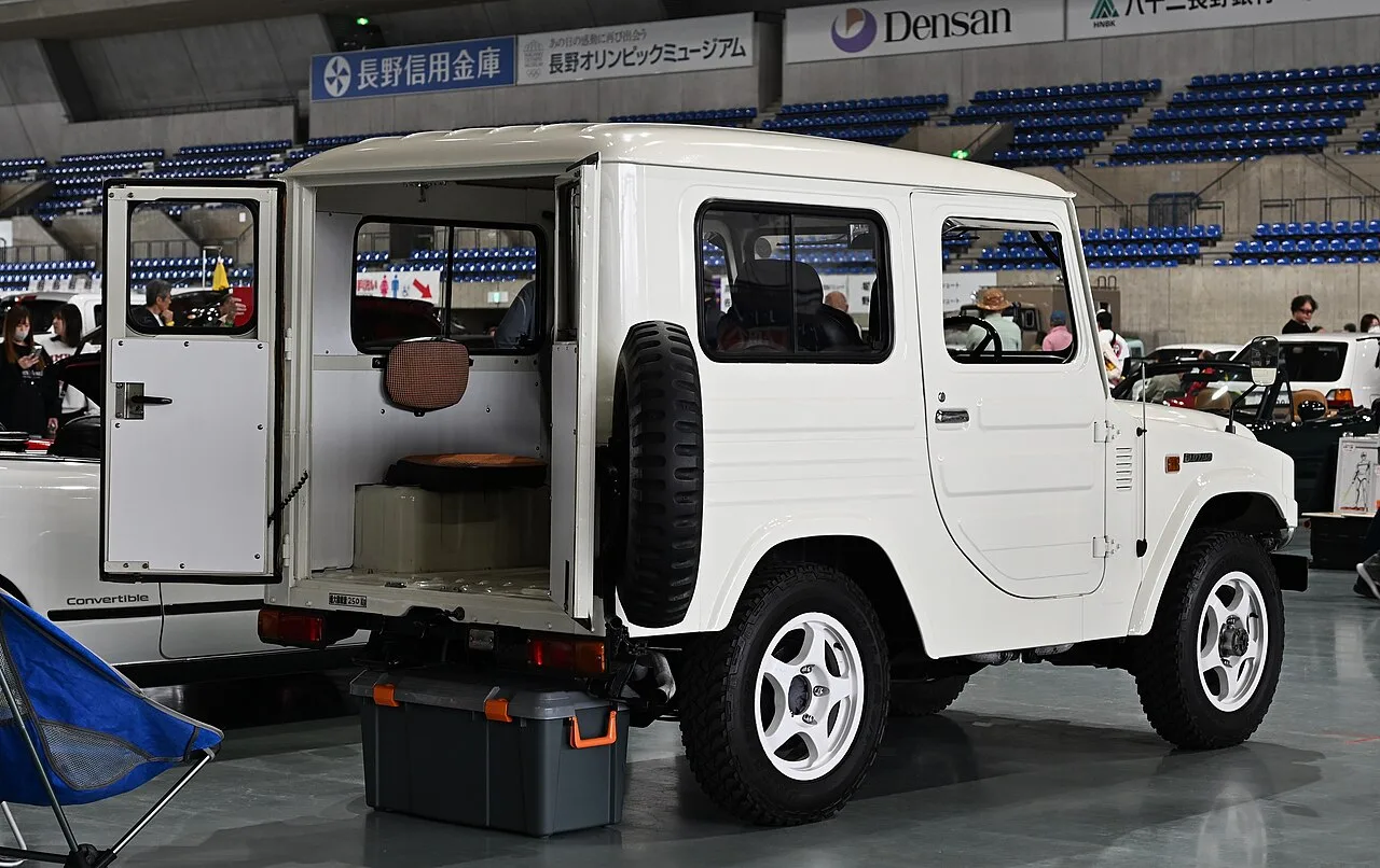 Toyota Blizzard, rear
