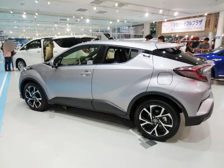 Toyota C-HR, side