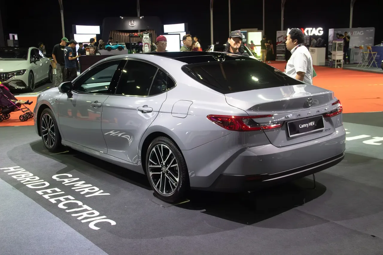 Toyota Camry, rear