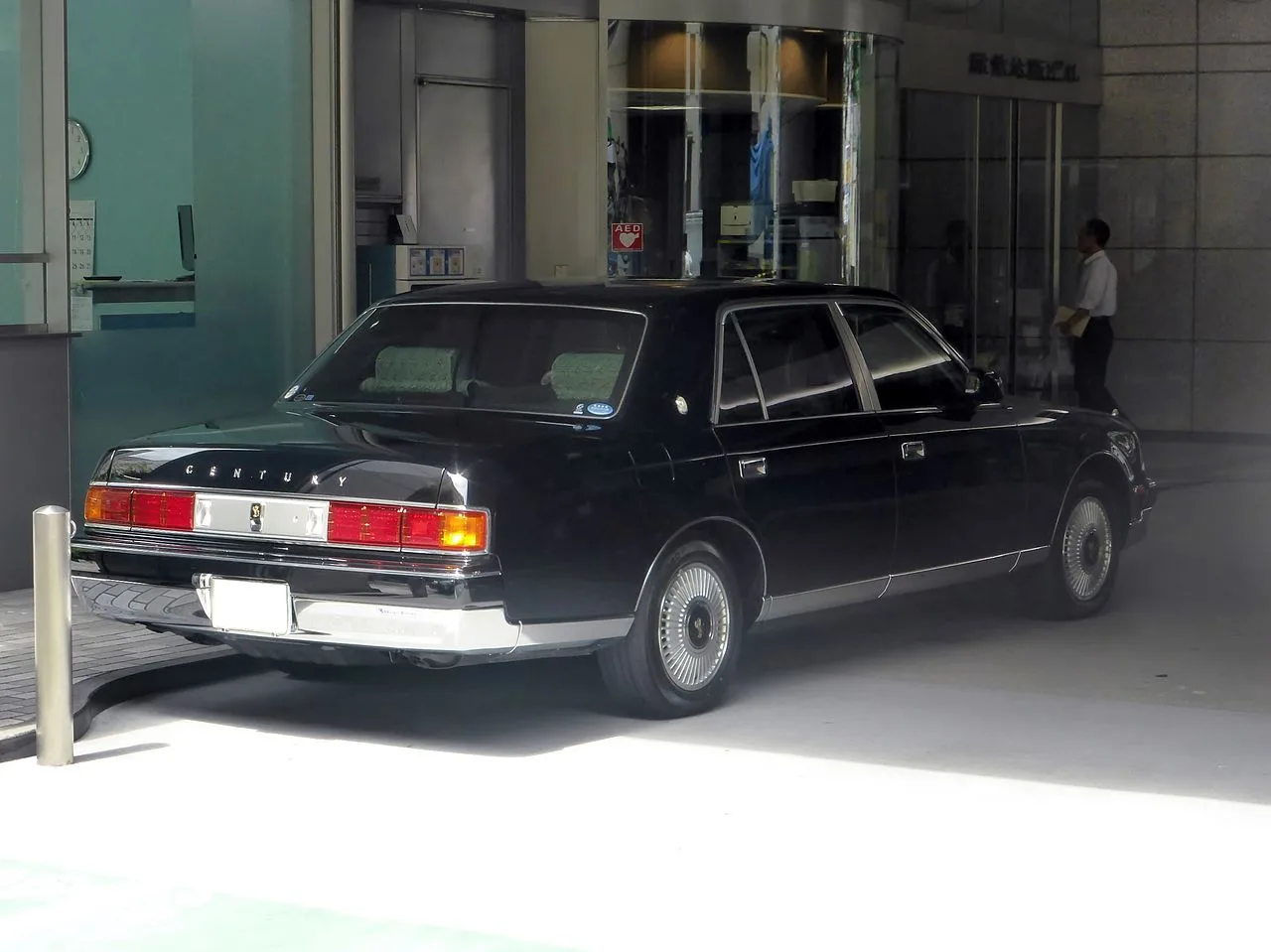 Toyota Century, rear