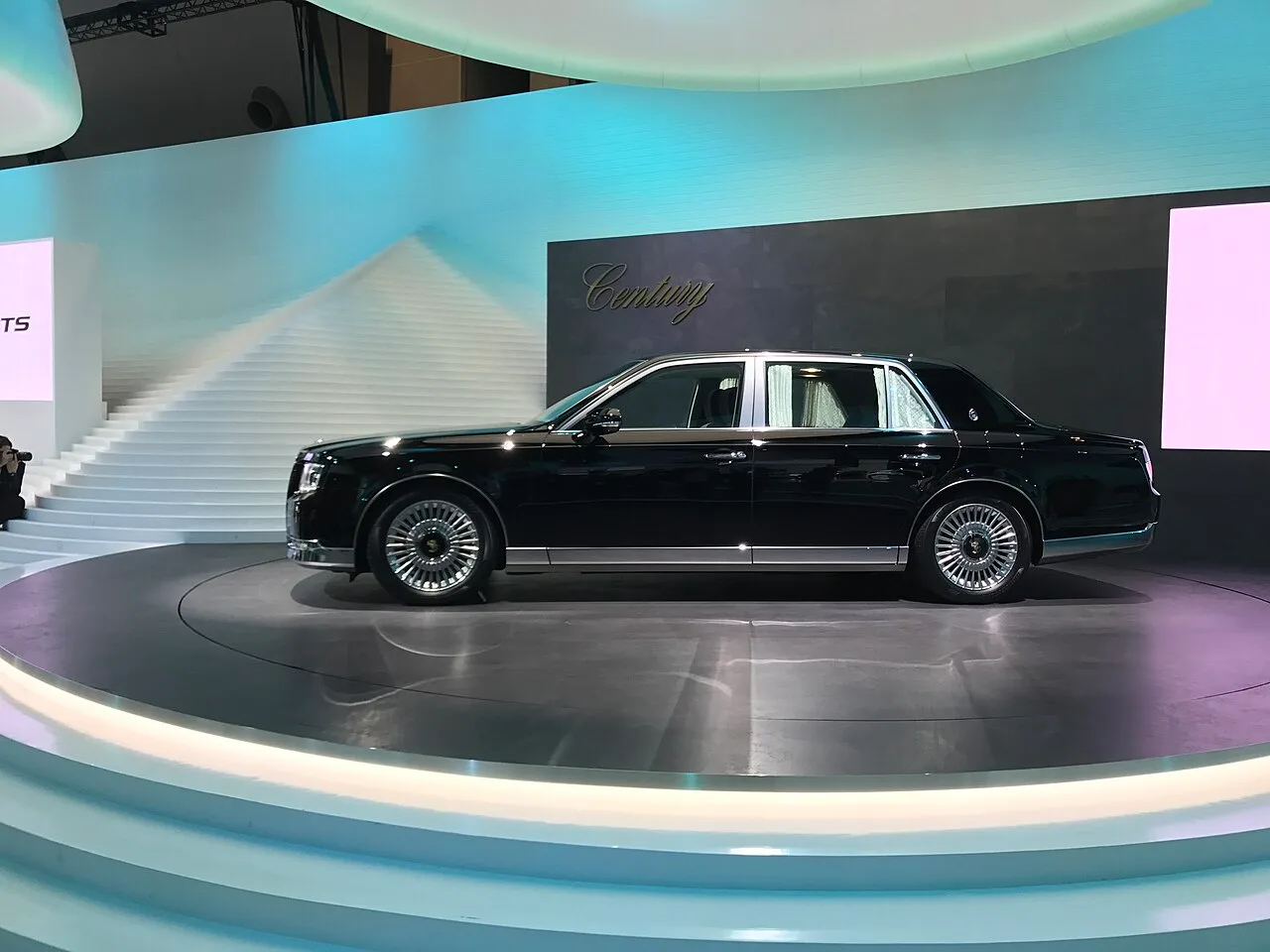 Toyota Century, side