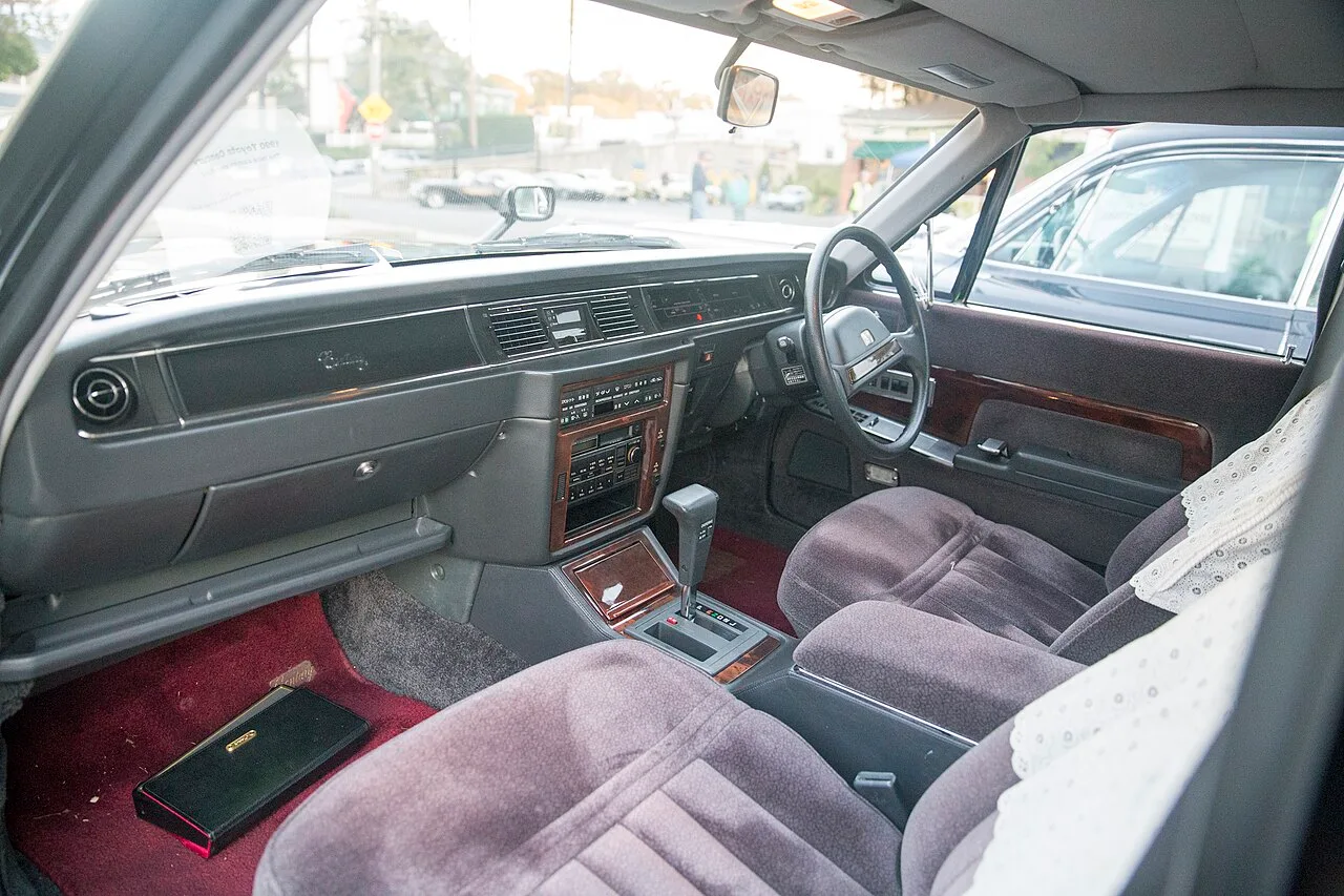 Toyota Century G20 / G30 / G40, interior