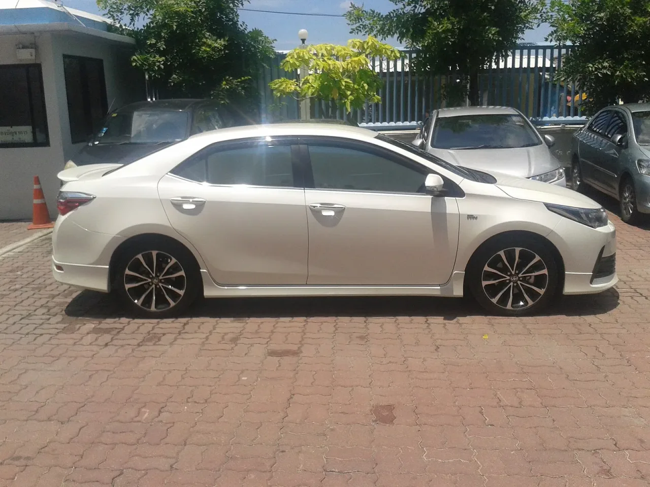 Toyota Corolla, side