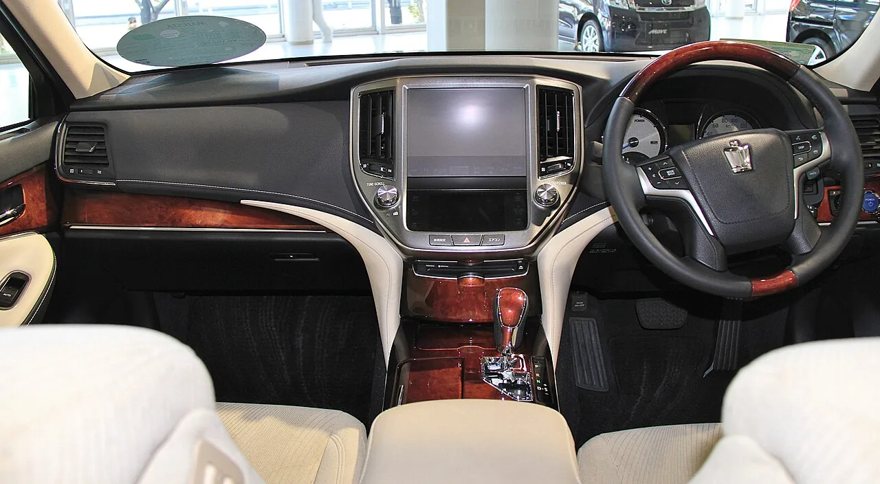 Toyota Crown Majesta, interior