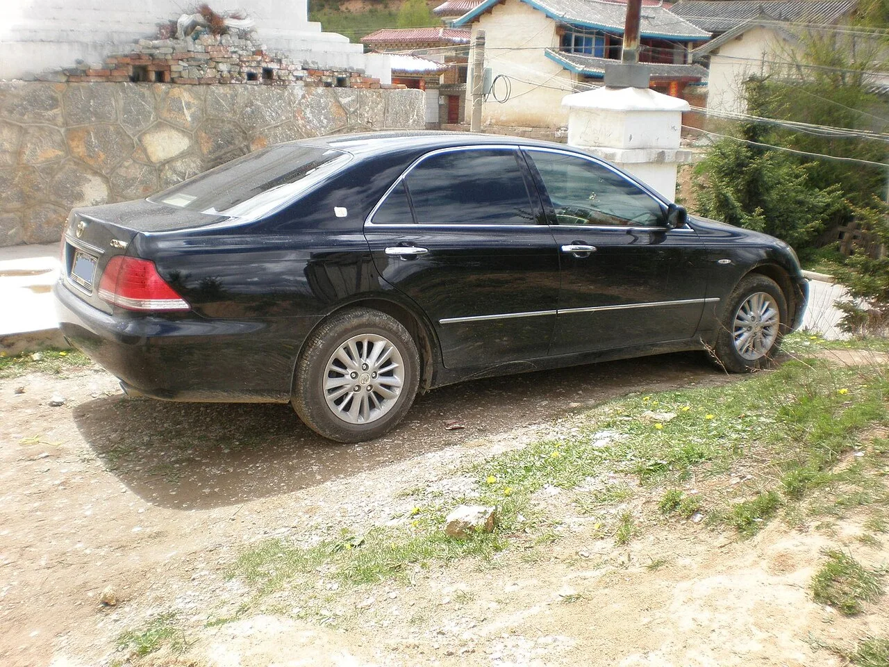 Toyota Crown S180 twelfth generation, side