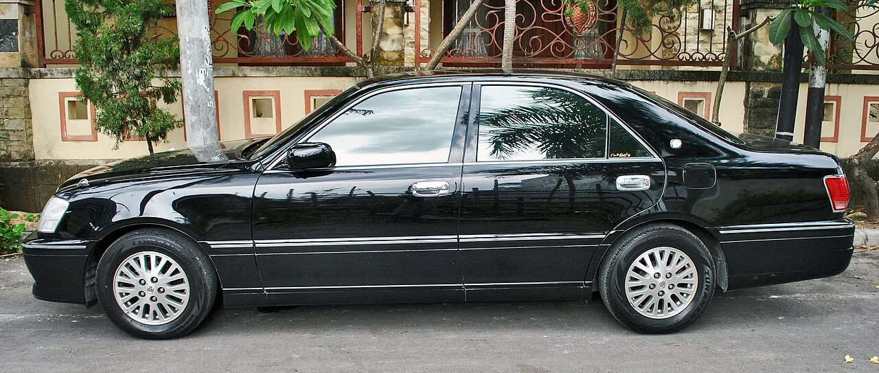 Toyota Crown S80 / S90 / S100, side