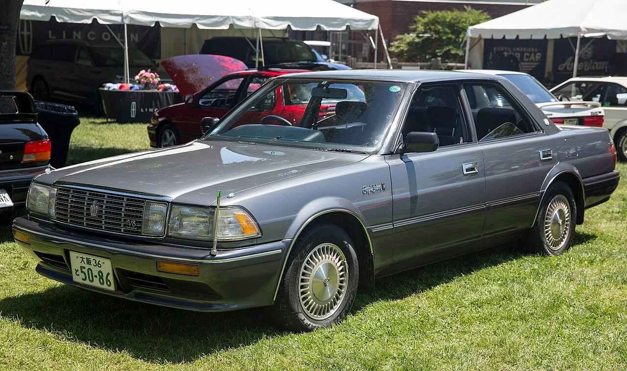 Toyota Crown S130, side
