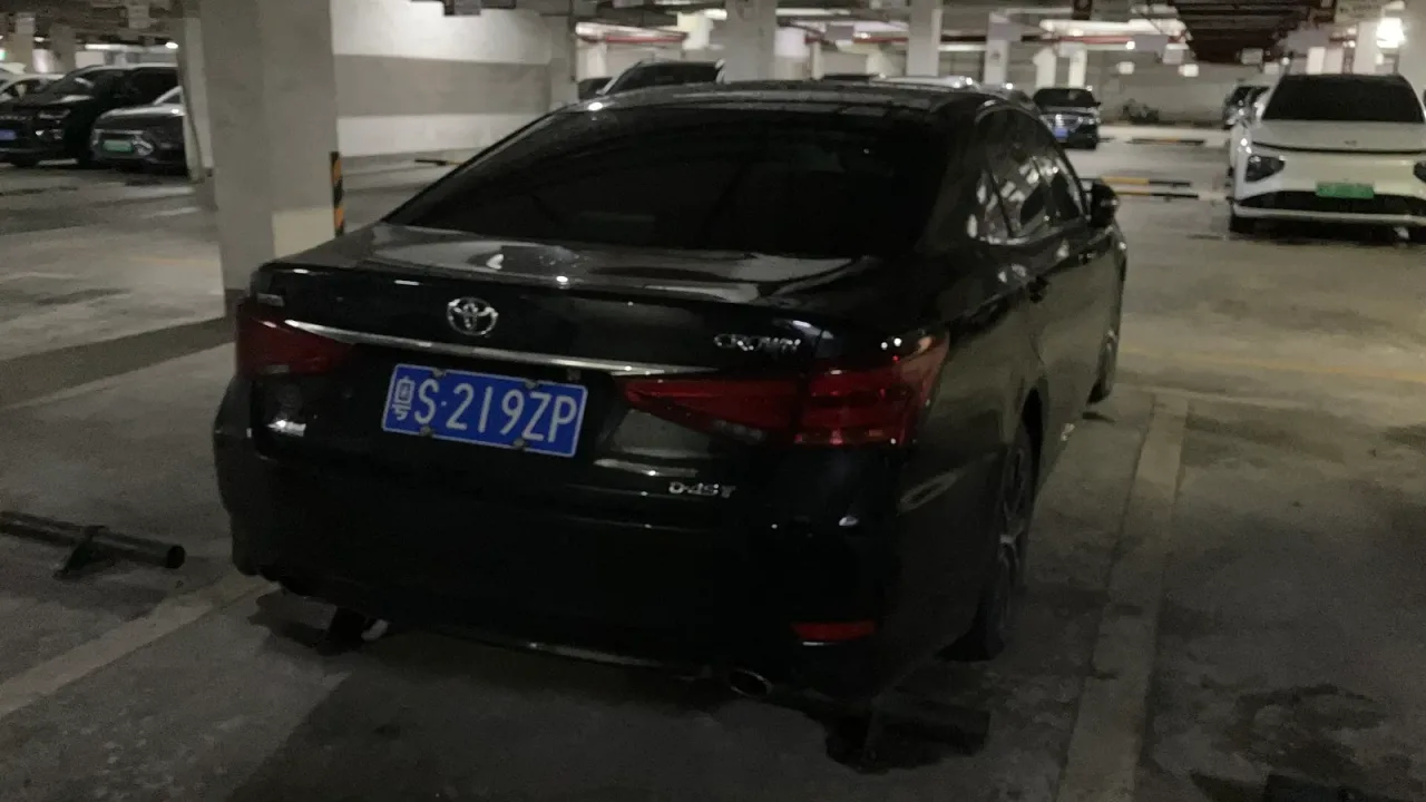 Toyota Crown, rear