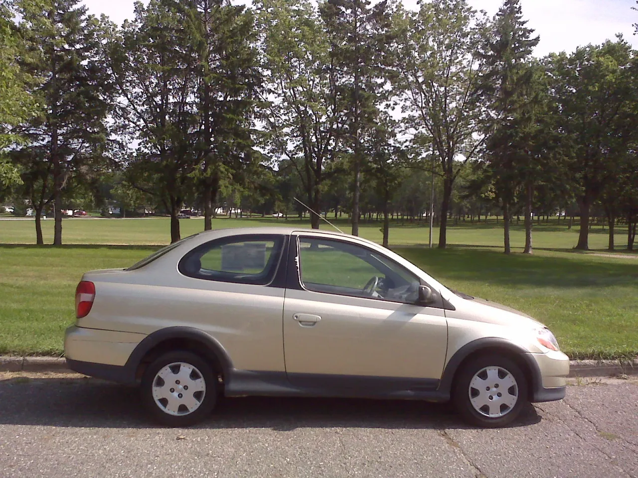 Toyota Echo, side