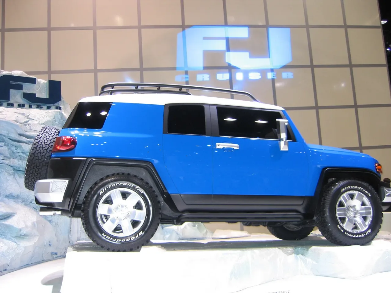 Toyota FJ Cruiser, side