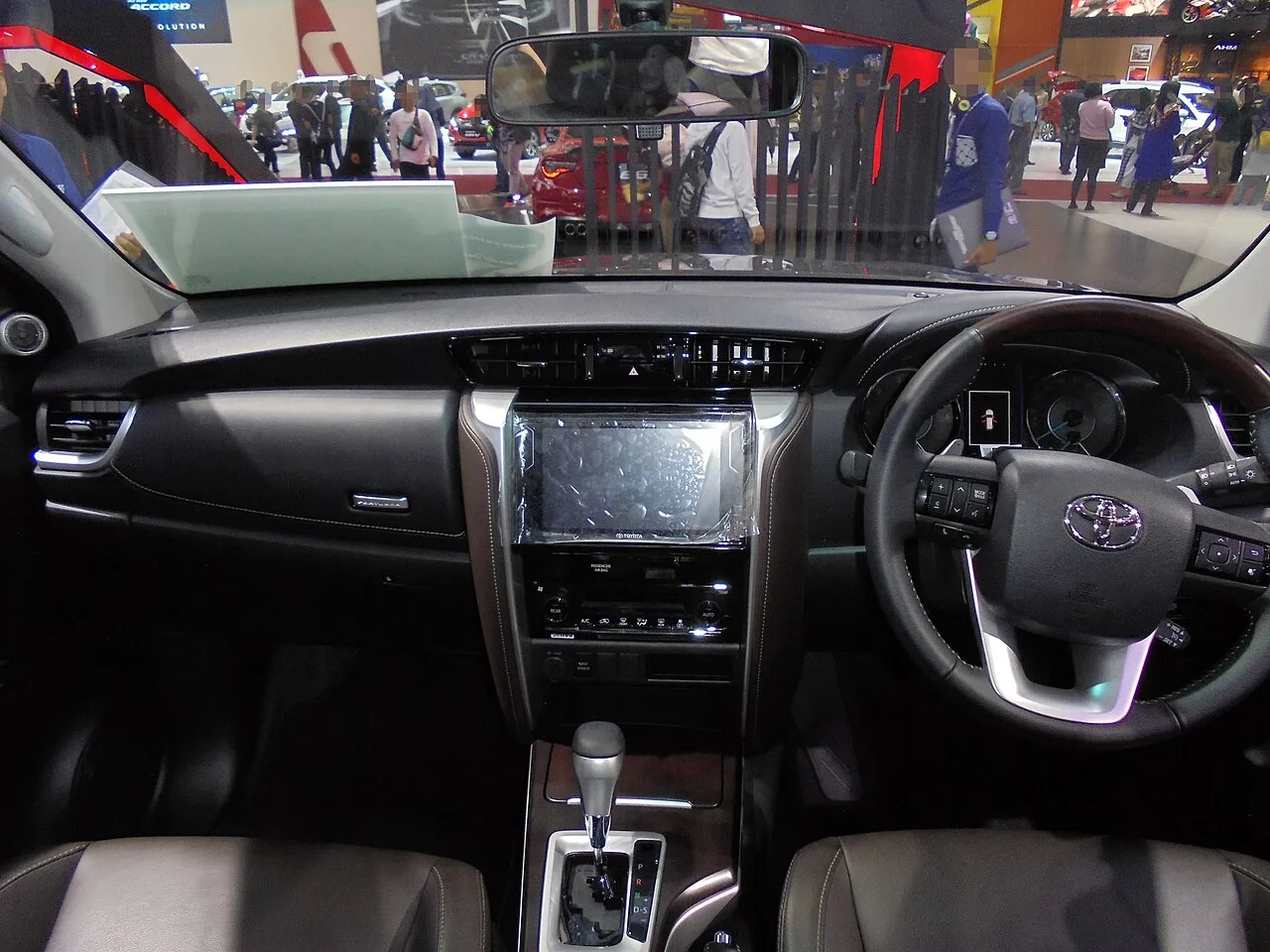 Toyota Fortuner AN150 / AN160, interior