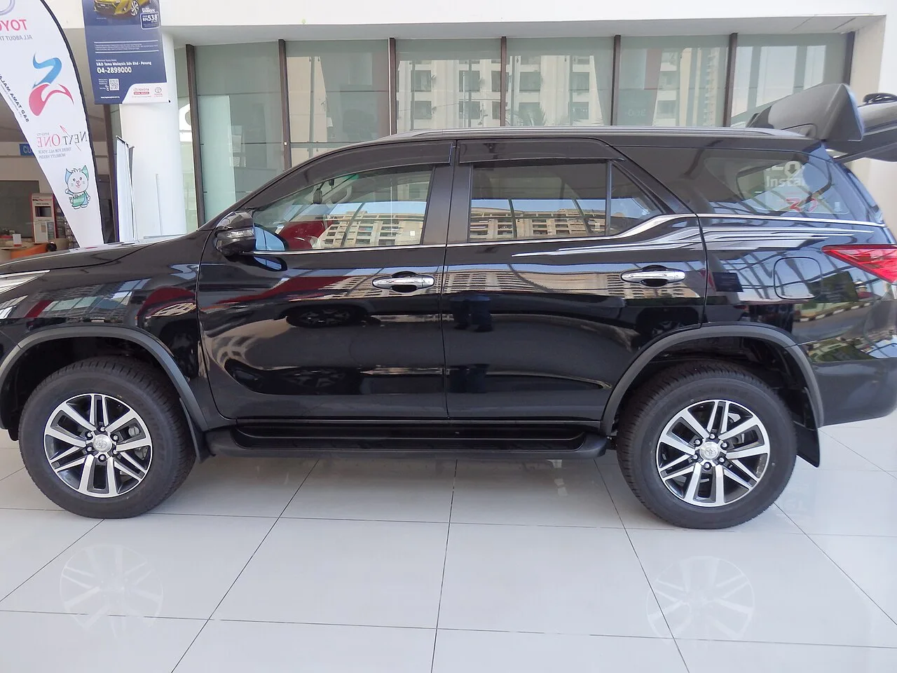 Toyota Fortuner AN150 / AN160, side