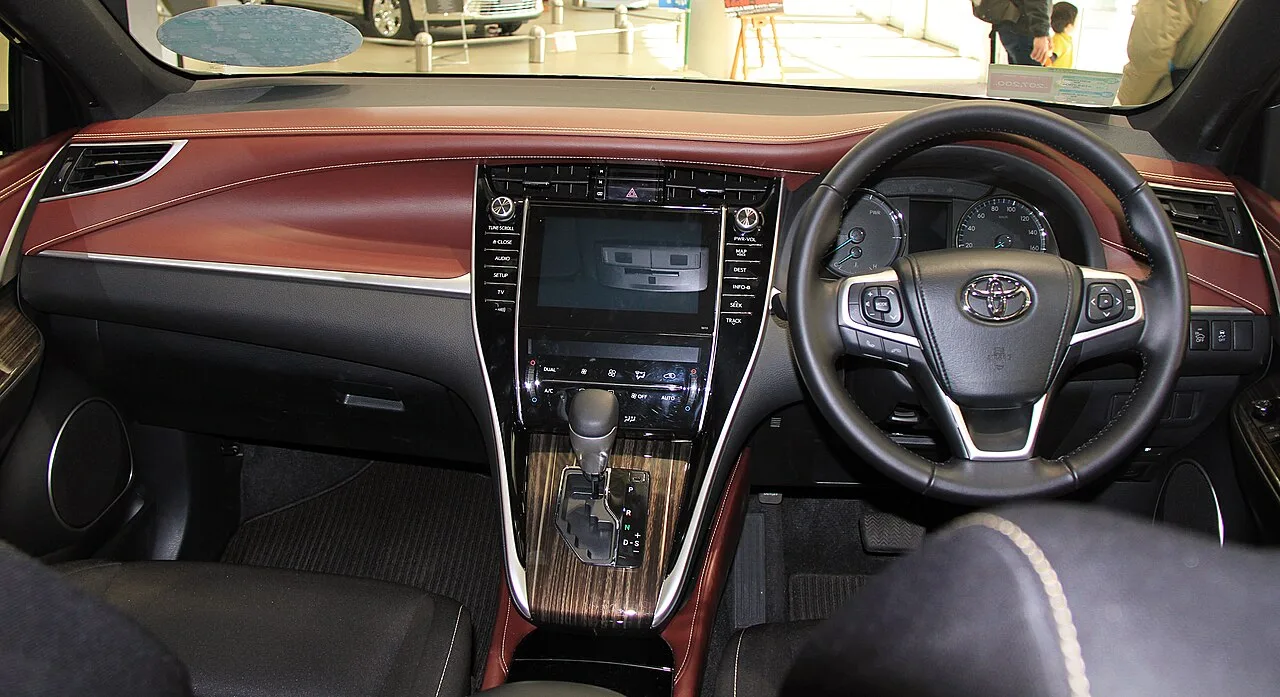 Toyota Harrier XU60, interior