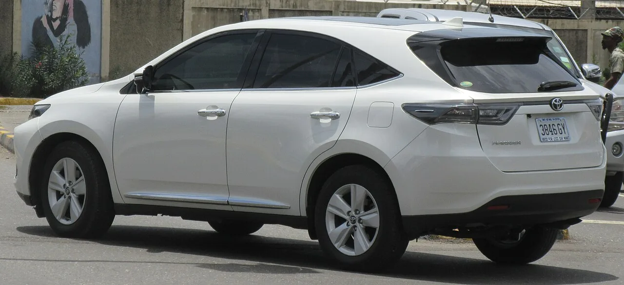 Toyota Harrier XU60, rear