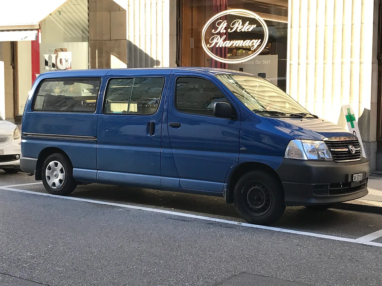 Toyota HiAce, side