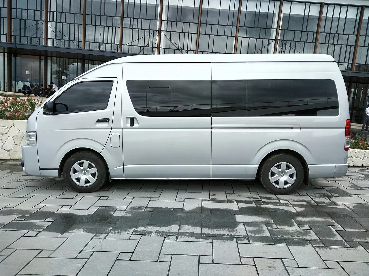 Toyota HiAce, side