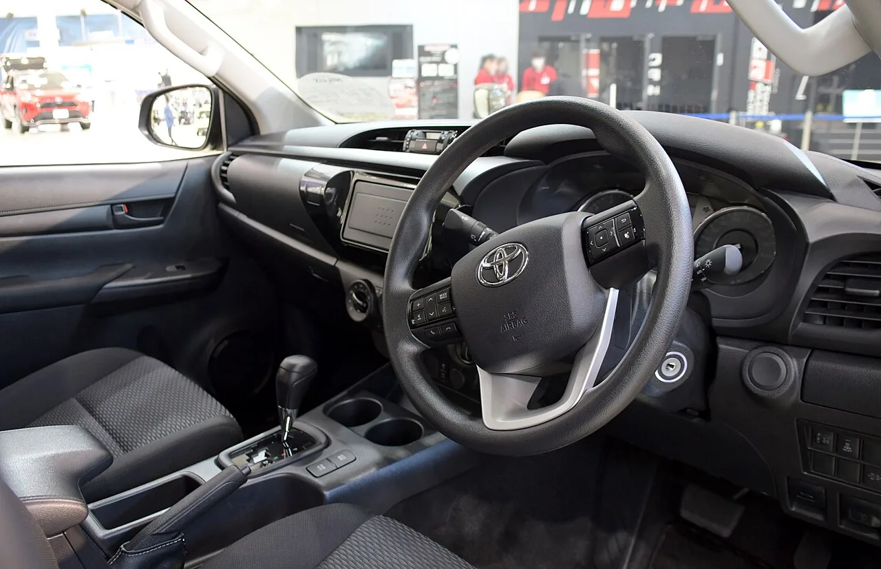 Toyota Hilux, interior