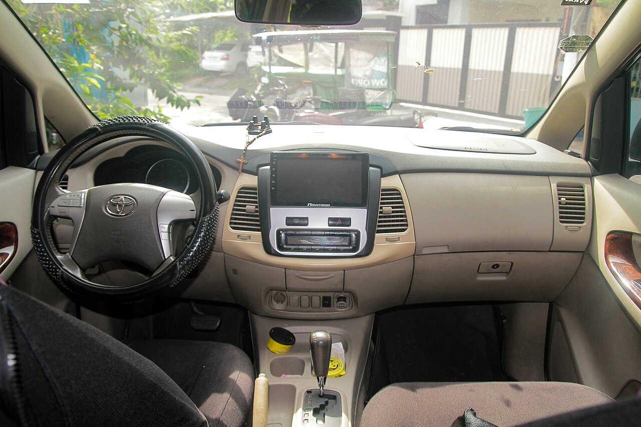Toyota Innova AN40, interior