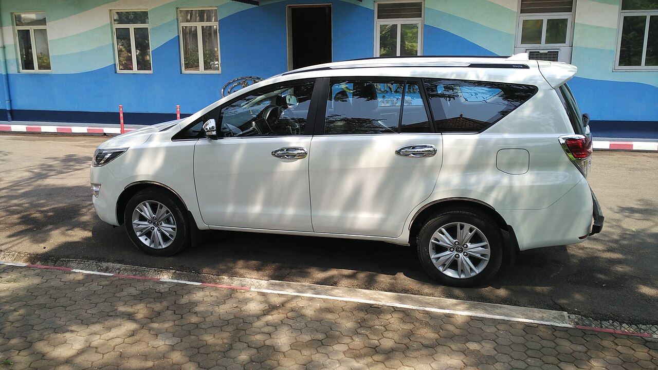 Toyota Innova AN40, side