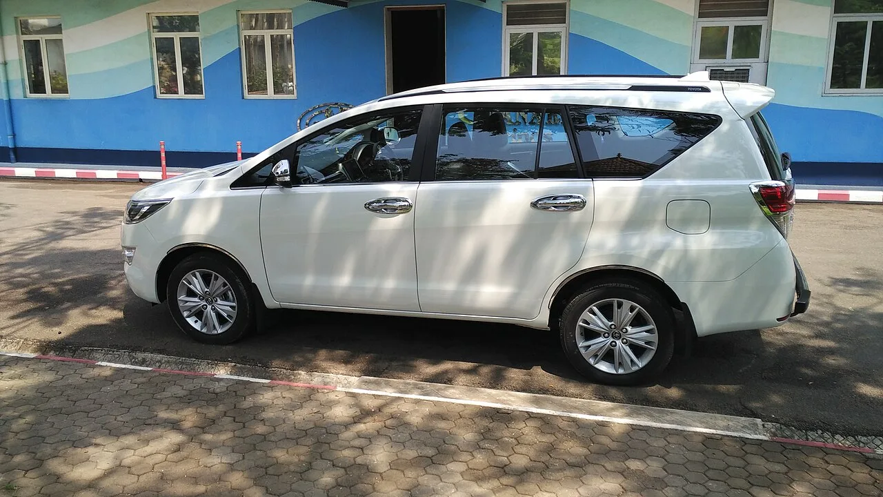 Toyota Innova Zenix / Innova HyCross AG10, side