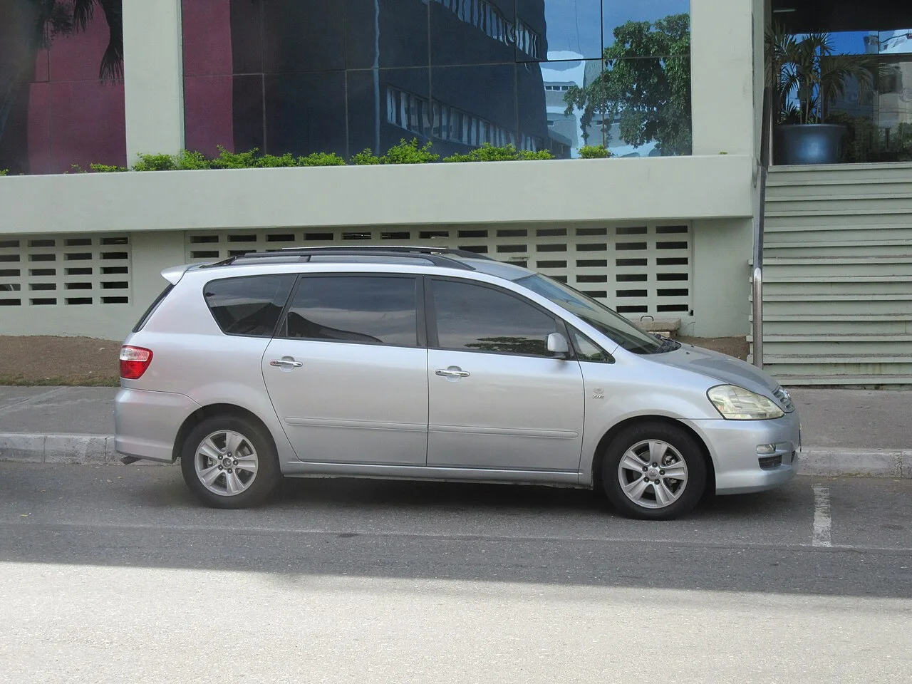 Toyota Ipsum XM20, side