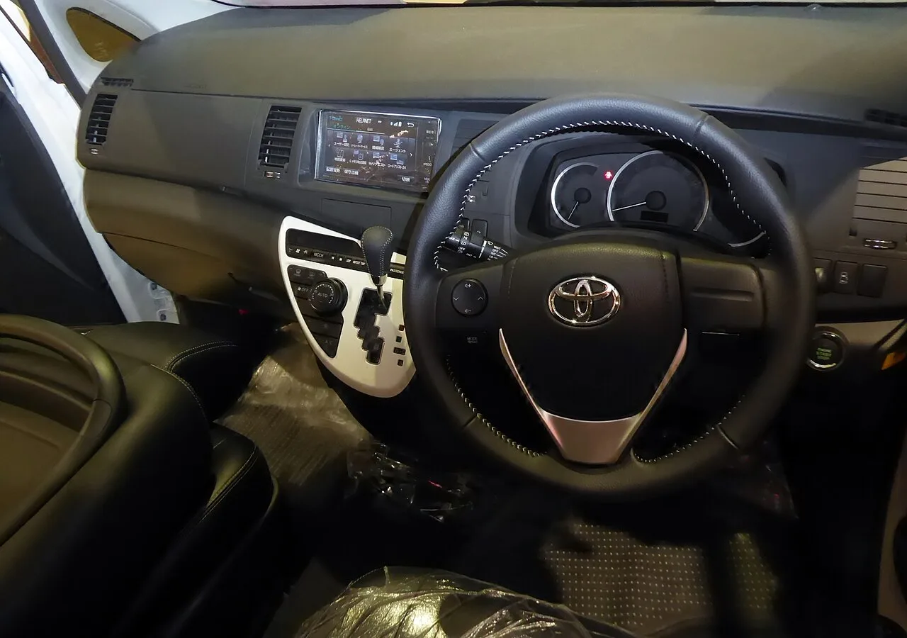 Toyota Isis AM10, interior