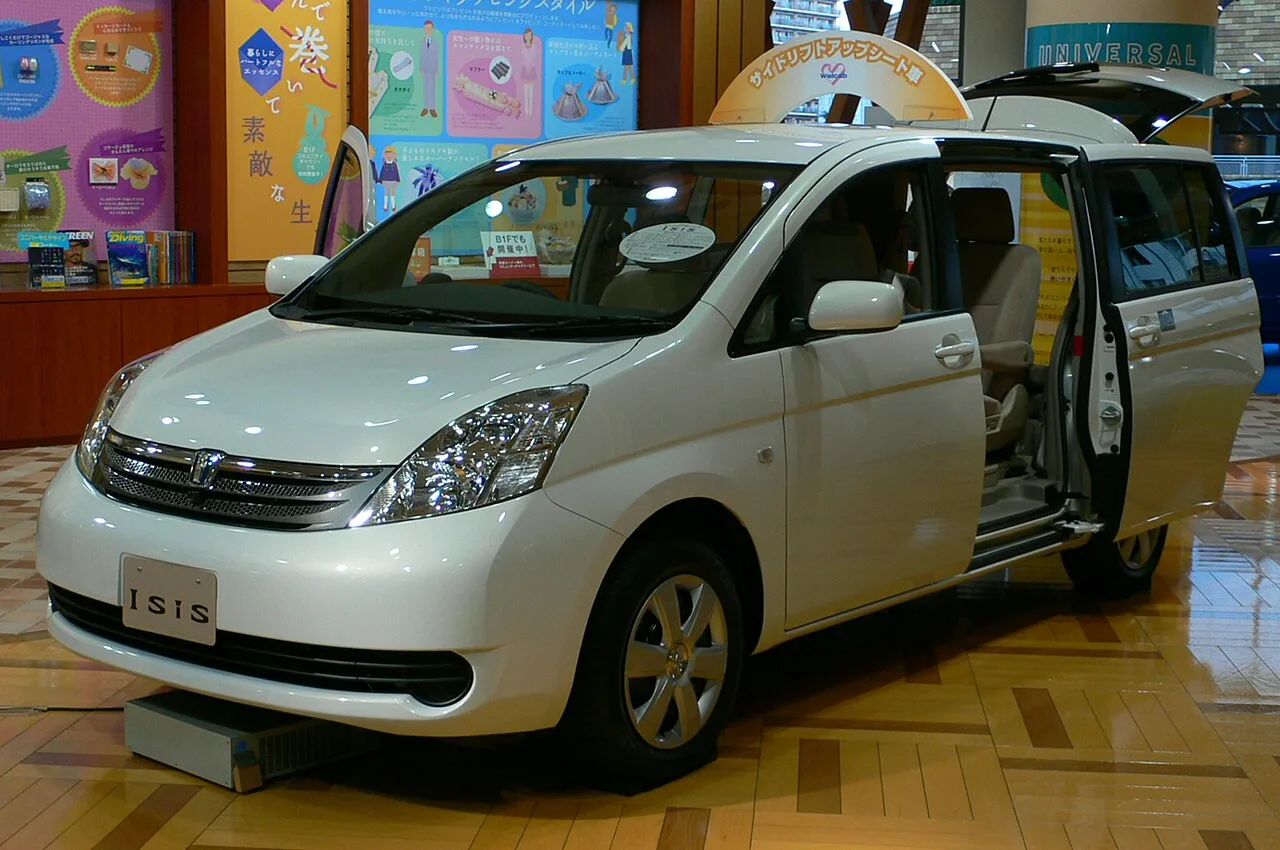 Toyota Isis AM10, rear