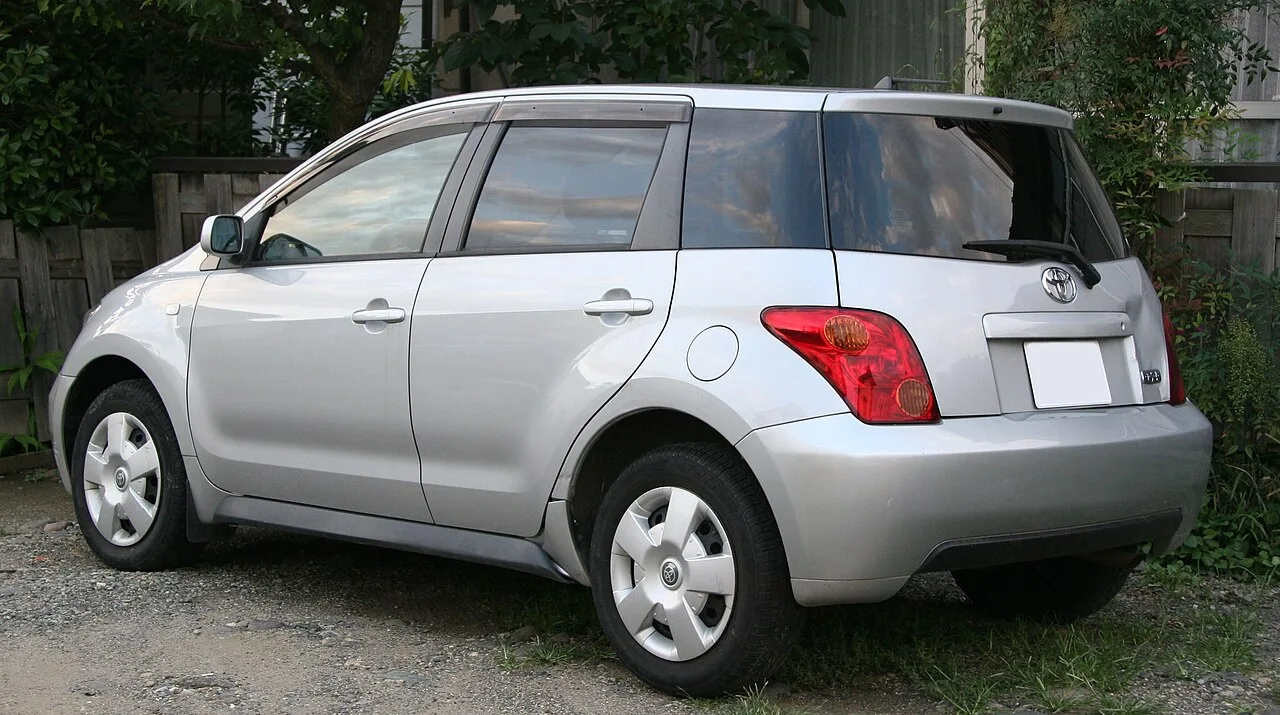 Toyota Ist XP60, rear