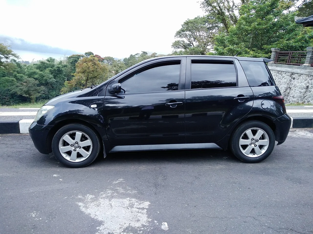 Toyota Ist XP60, side