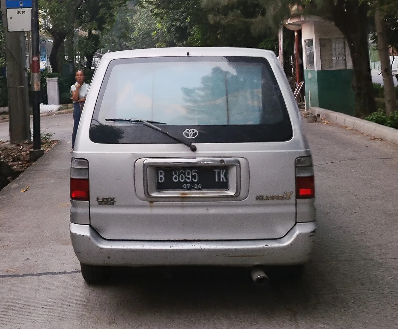 Toyota Kijang F10, rear