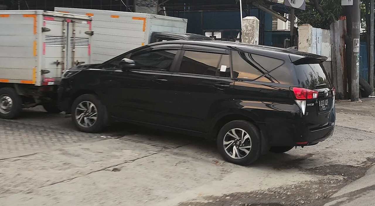 Toyota Kijang F20 / F30, side