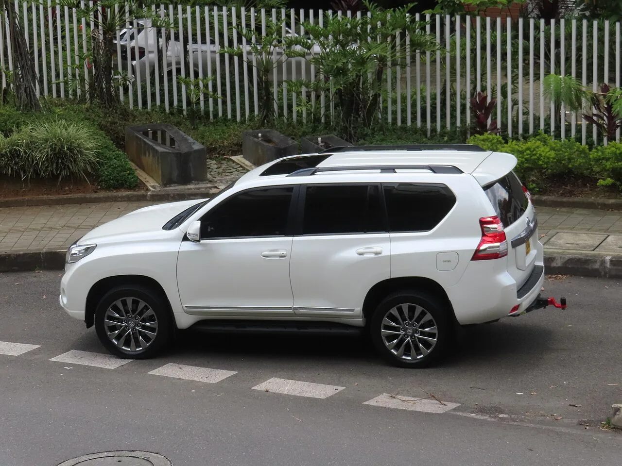 Toyota Land Cruiser Prado, side