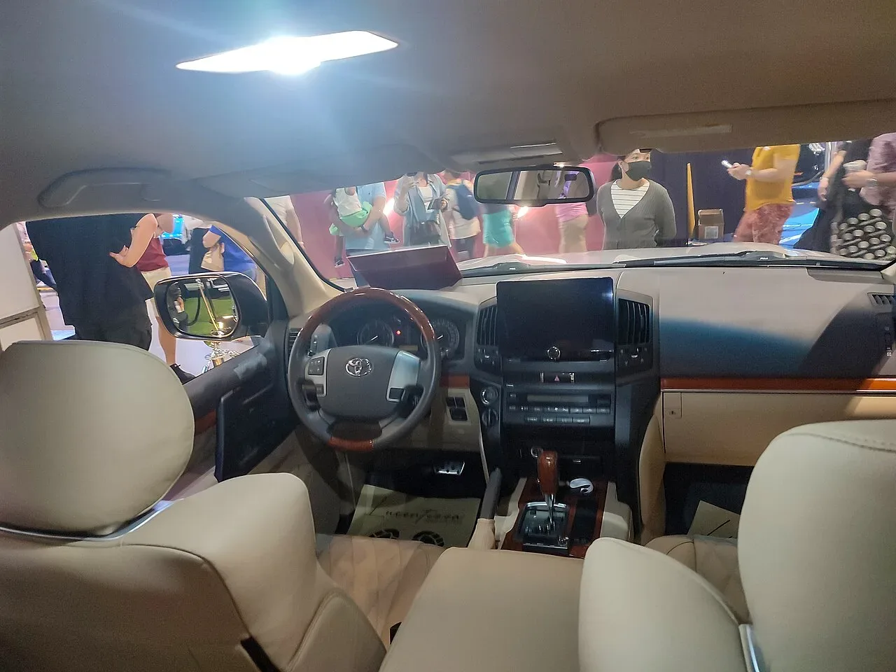 Toyota Land Cruiser, interior
