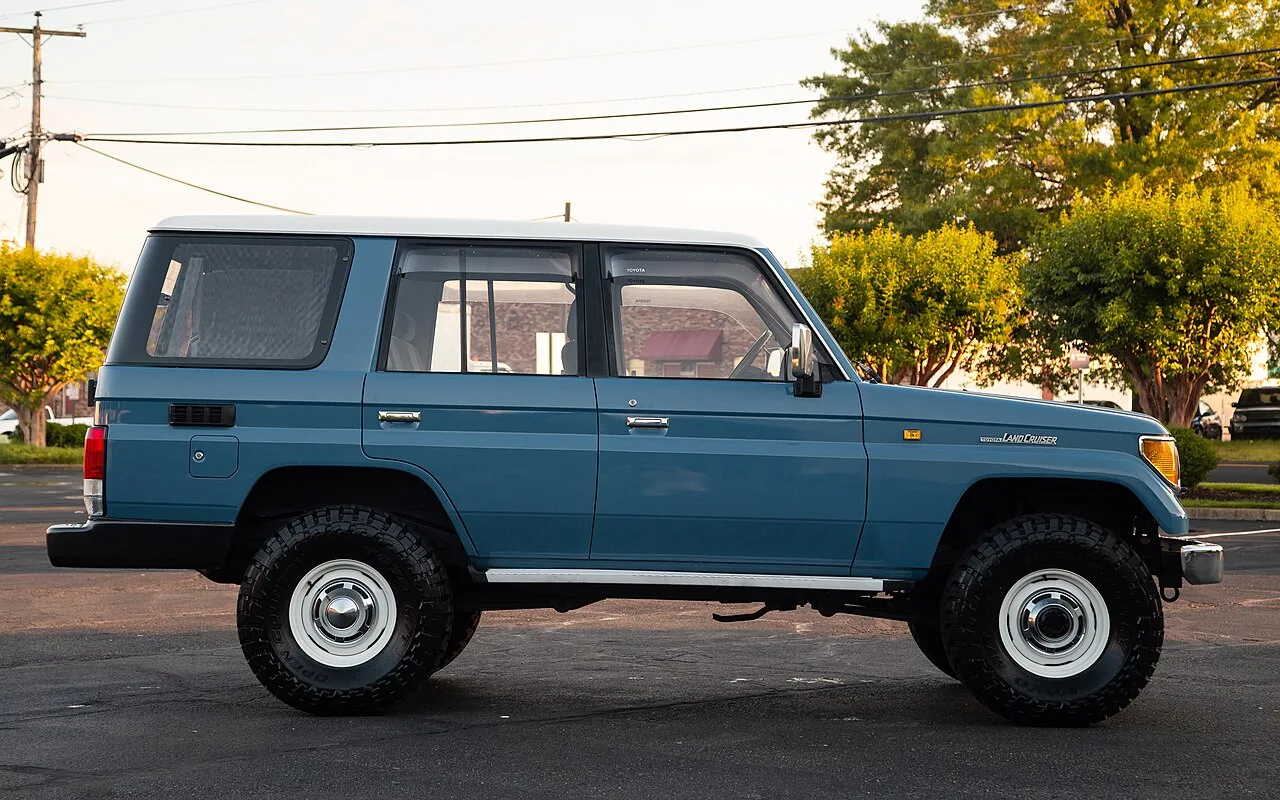 Toyota Land Cruiser, side