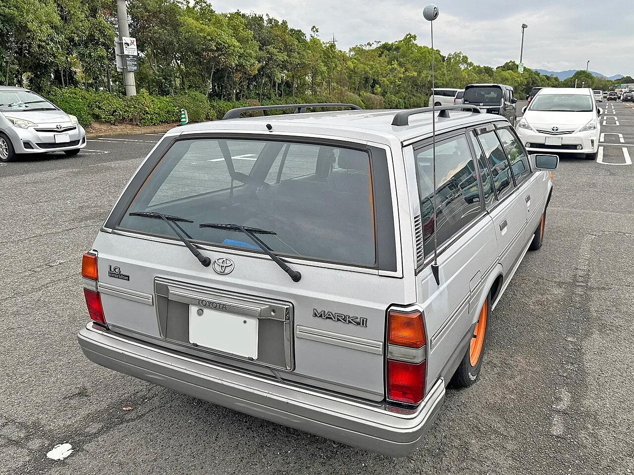 Toyota Mark II X70, rear