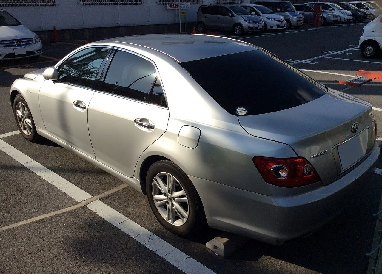 Toyota Mark X, rear
