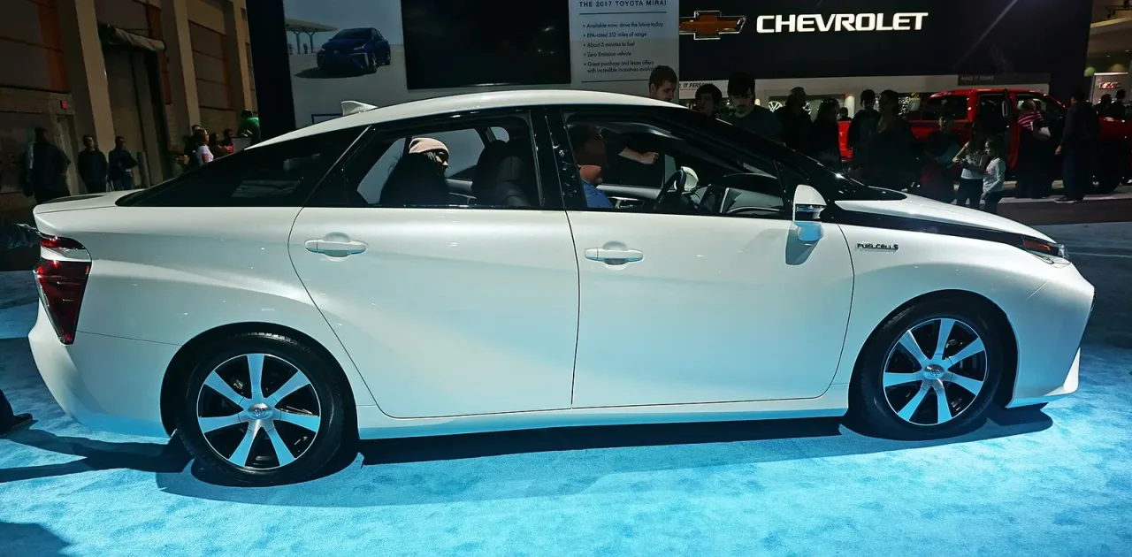 Toyota Mirai, side