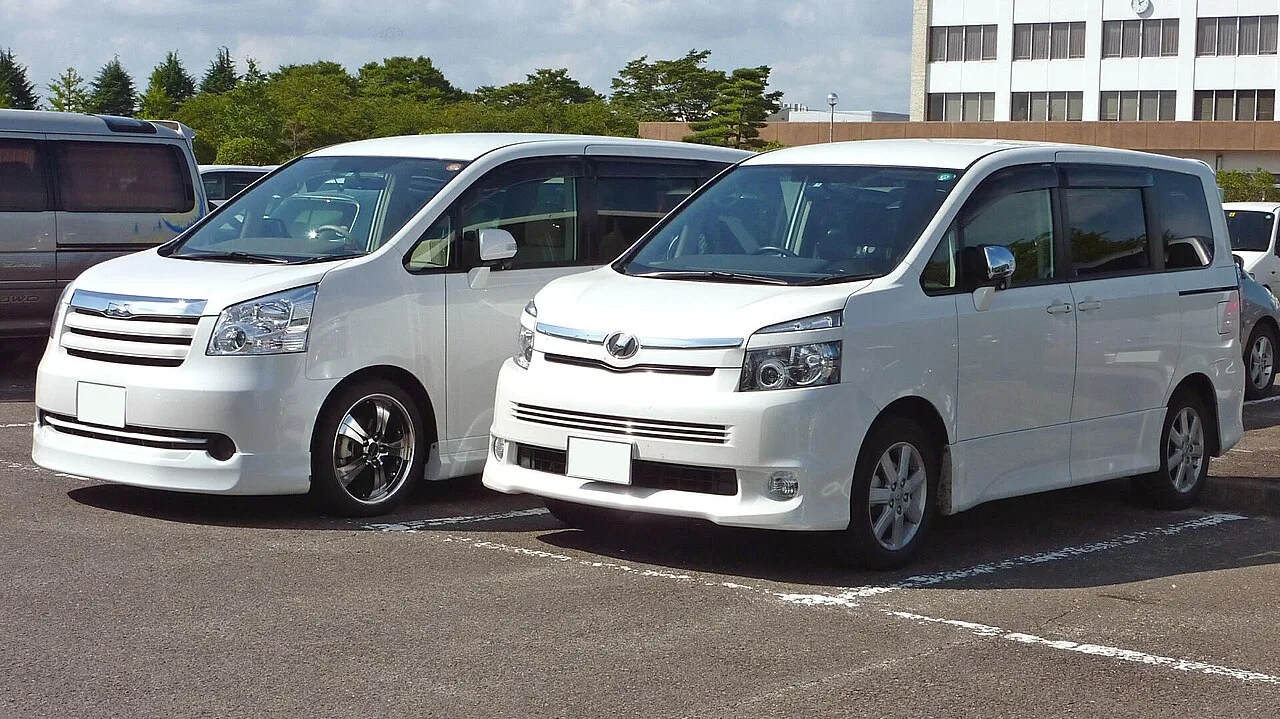 Toyota Noah / Voxy R90, rear