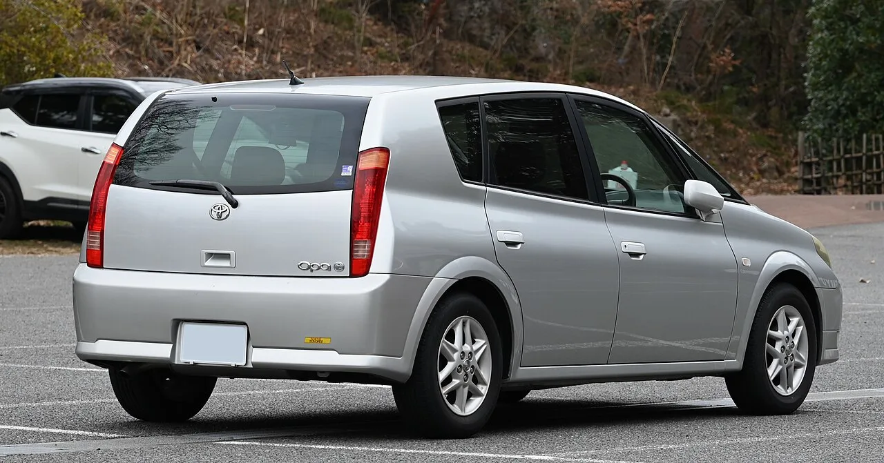 Toyota Opa XT10, rear