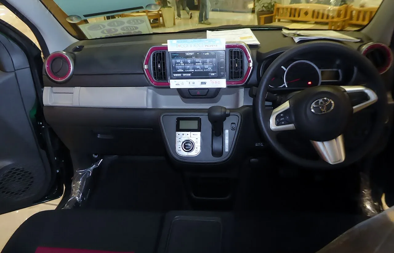 Toyota Passo / Boon second generation M600, interior