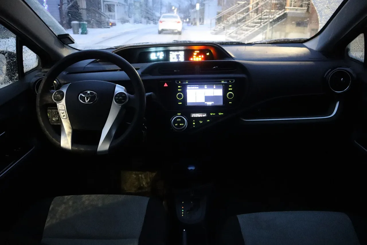 Toyota Prius c NHP10, interior