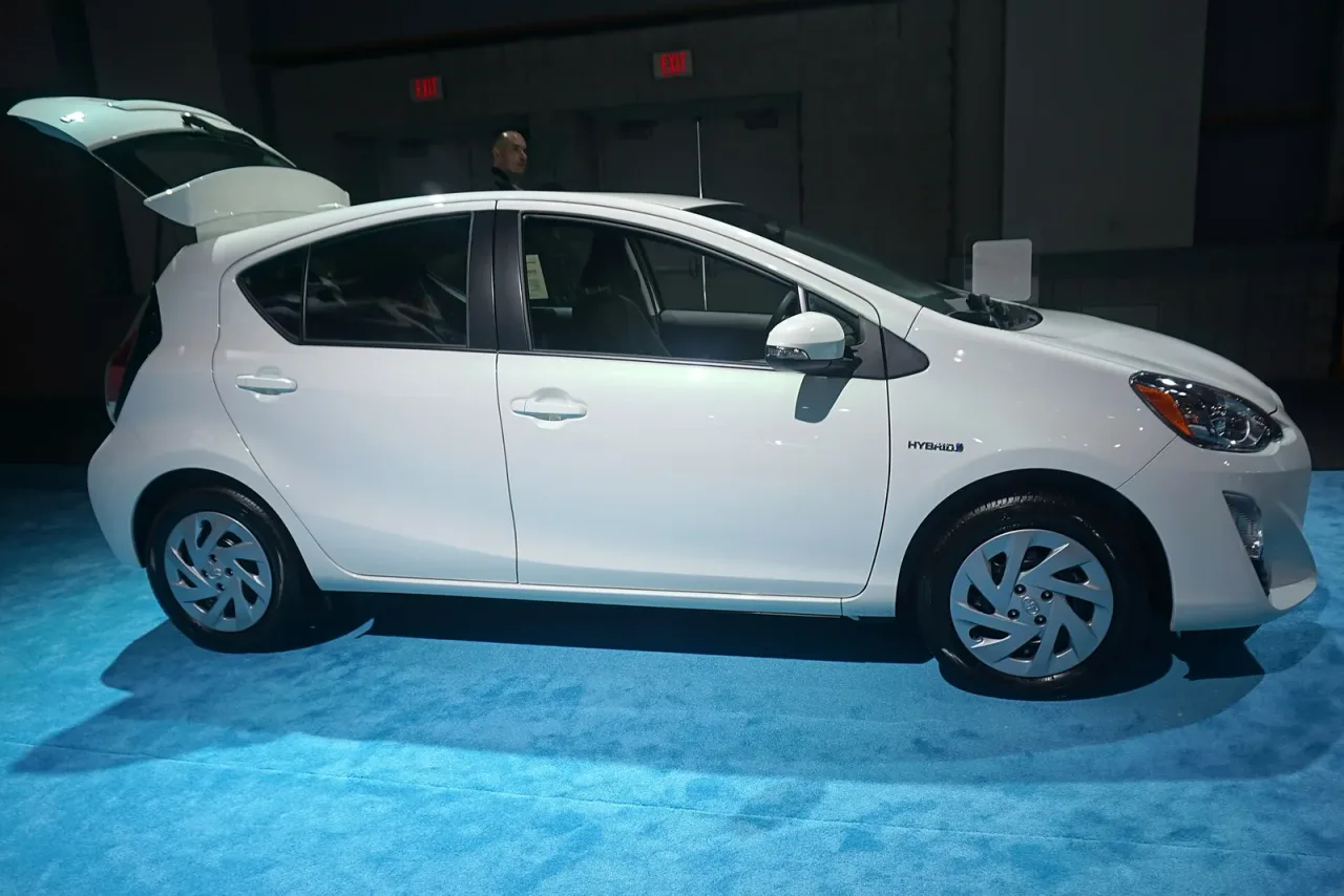 Toyota Prius c NHP10, side