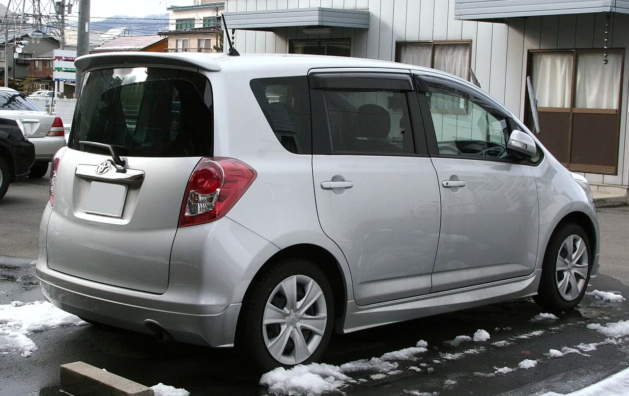 Toyota Ractis XP100, rear