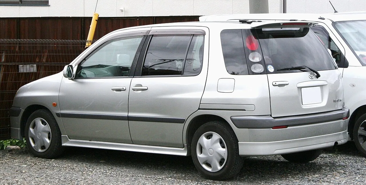 Toyota Raum XZ10, rear