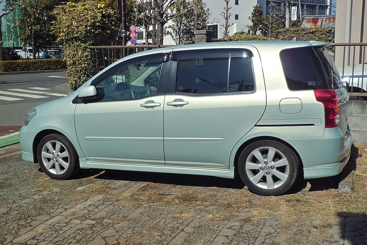 Toyota Raum XZ10, side