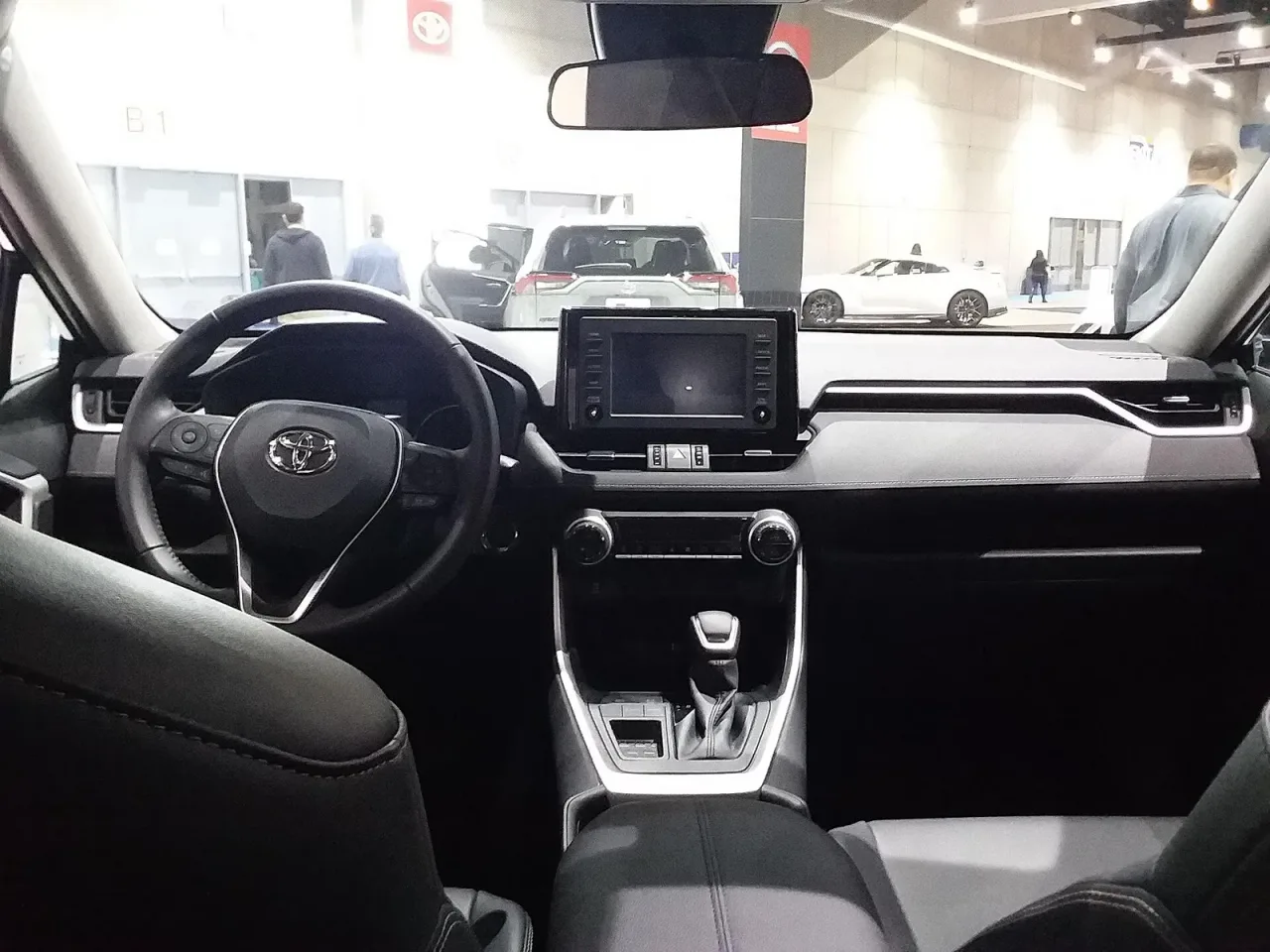 Toyota RAV4, interior