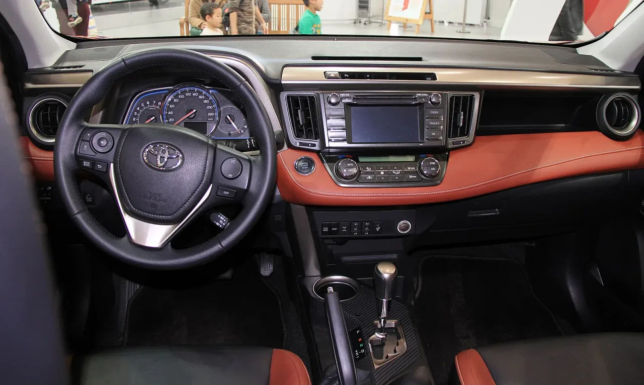 Toyota RAV4, interior