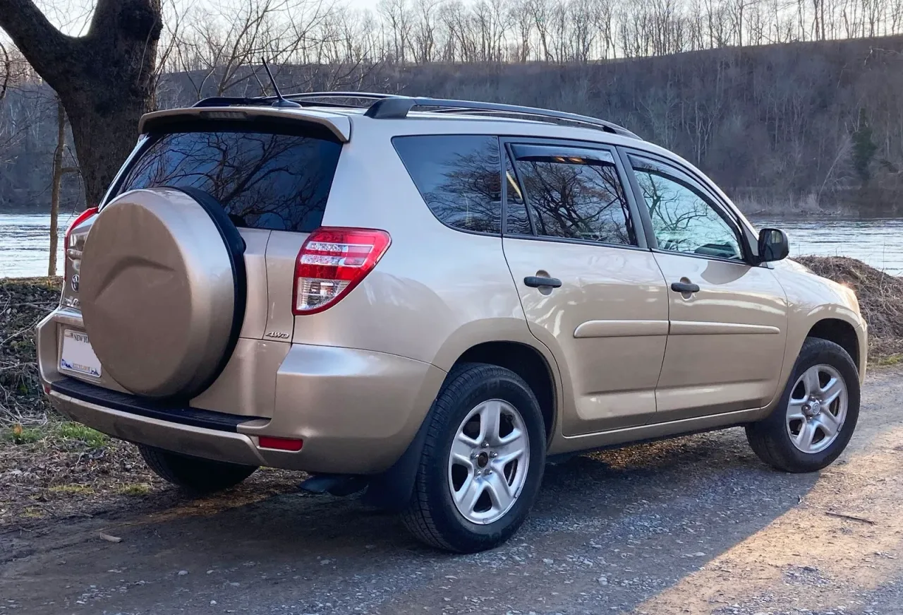 Toyota RAV4, side