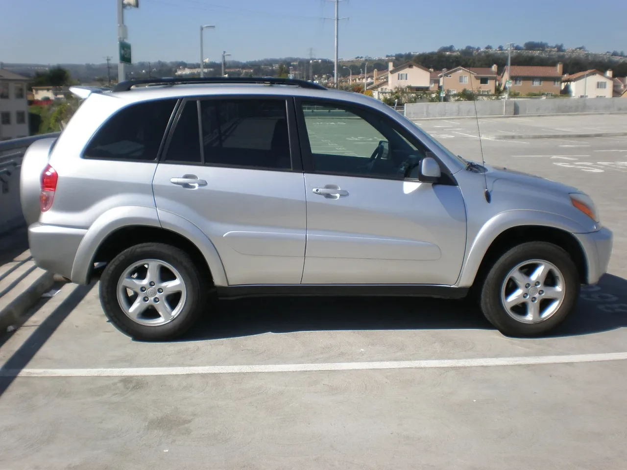 Toyota RAV4, side